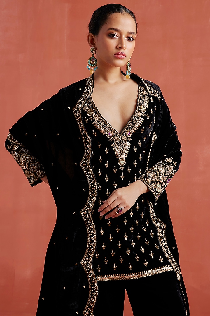 Black Silk Velvet Hand Embroidered Kurta Set by Sureena Chowdhri at Pernia's Pop Up Shop