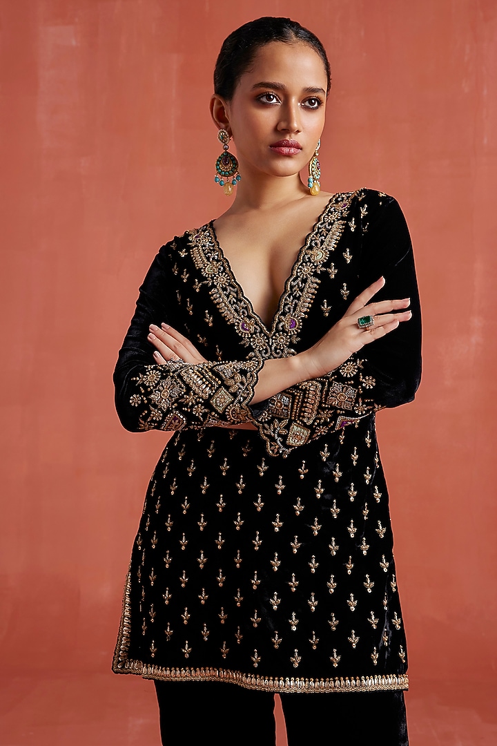 Black Silk Velvet Hand Embroidered Kurta Set by Sureena Chowdhri at Pernia's Pop Up Shop