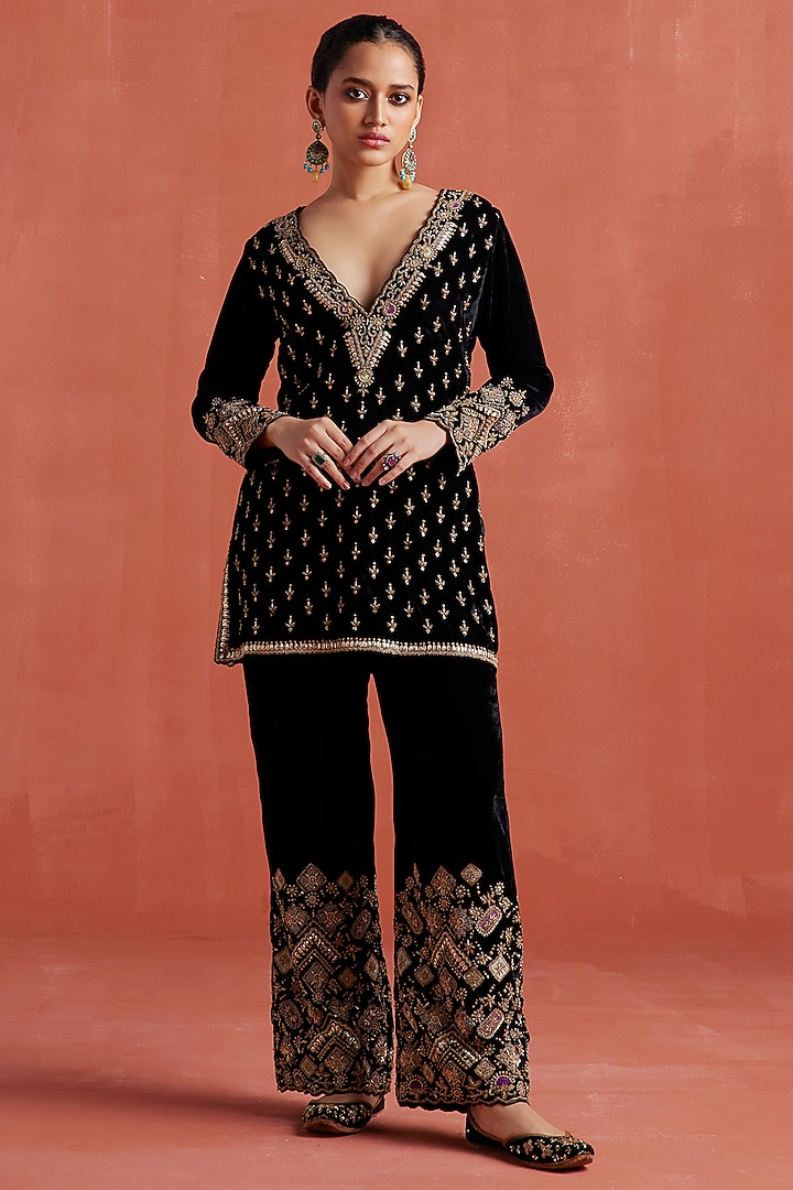 Black Silk Velvet Hand Embroidered Kurta Set by Sureena Chowdhri at Pernia's Pop Up Shop