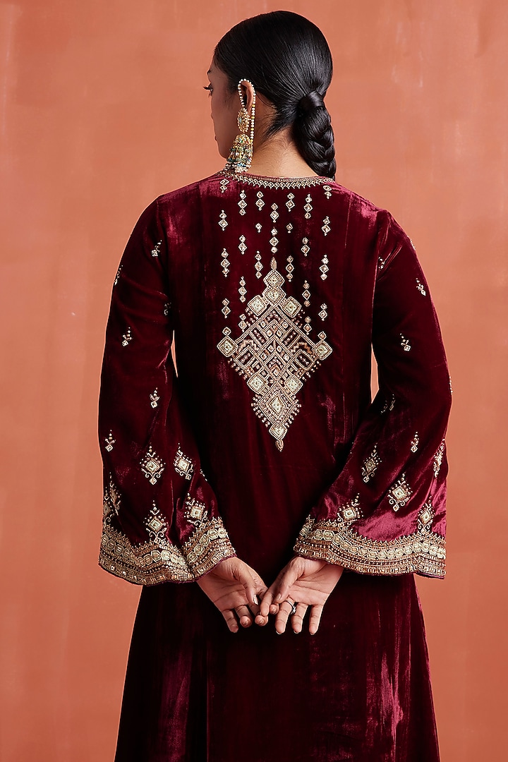 Burgundy Silk Velvet Hand Embroidered Kurta Set by Sureena Chowdhri at Pernia's Pop Up Shop