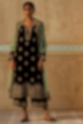 Black Silk Velvet Hand Embroidered Kurta Set by Sureena Chowdhri at Pernia's Pop Up Shop