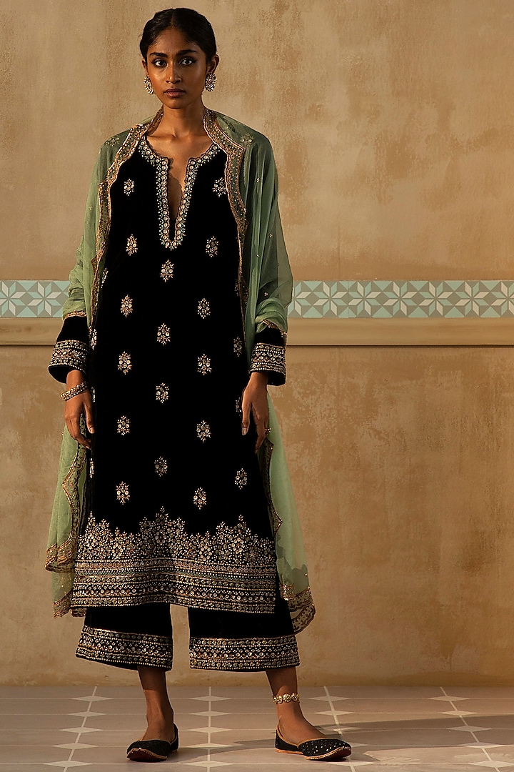Black Silk Velvet Hand Embroidered Kurta Set by Sureena Chowdhri at Pernia's Pop Up Shop