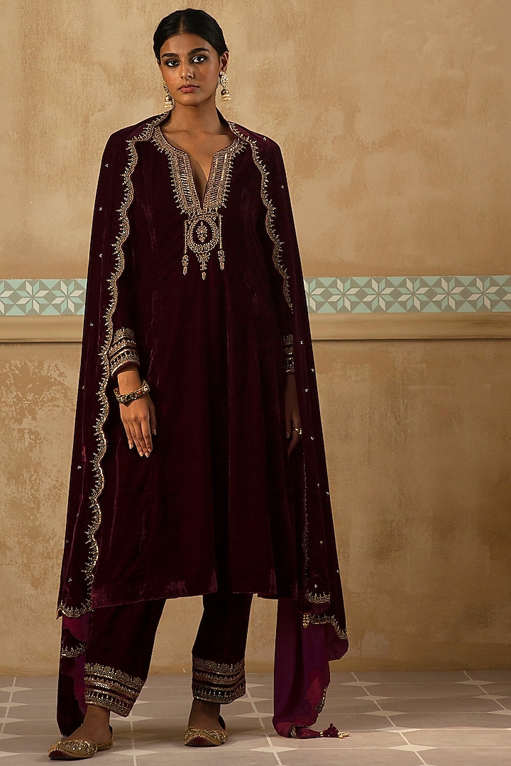 Mulberry Silk Velvet Aari Embroidered Kurta Set by Sureena Chowdhri at Pernia's Pop Up Shop