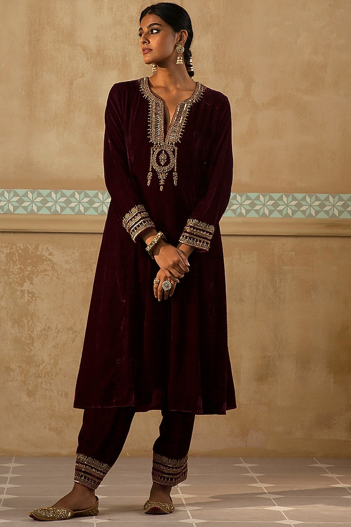 Mulberry Silk Velvet Aari Embroidered Kurta Set by Sureena Chowdhri at Pernia's Pop Up Shop