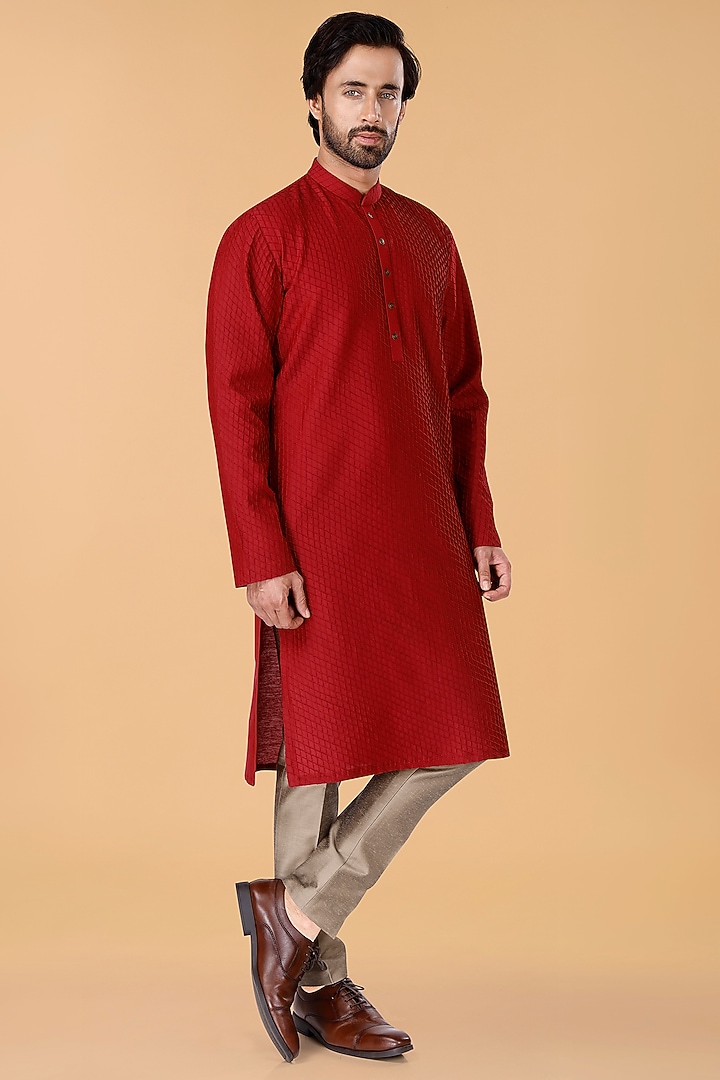 Maroon Cotton Silk Pintuck Kurta Set by SURBHI PANSARI at Pernia's Pop Up Shop