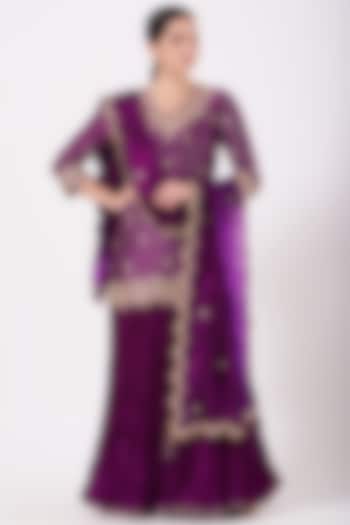 Purple Embroidered Kurta Set by SURBHI SHAH at Pernia's Pop Up Shop