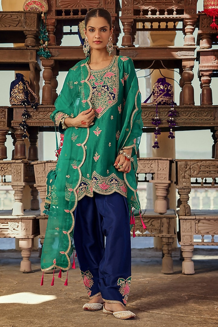 Emerald Green Spun Silk Marori Work Kurta Set by Surbhi Shah at Pernia's Pop Up Shop