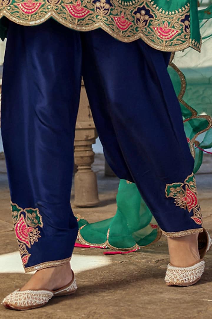 Emerald Green Spun Silk Marori Work Kurta Set by Surbhi Shah at Pernia's Pop Up Shop