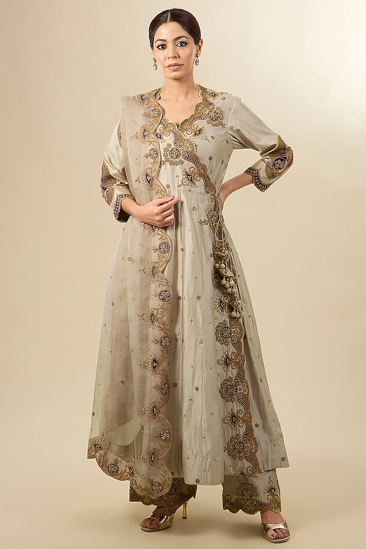 Pearl White Spun Silk Kurta Set by SURBHI SHAH at Pernia's Pop Up Shop