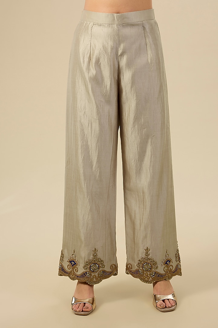Pearl White Spun Silk Kurta Set by SURBHI SHAH at Pernia's Pop Up Shop