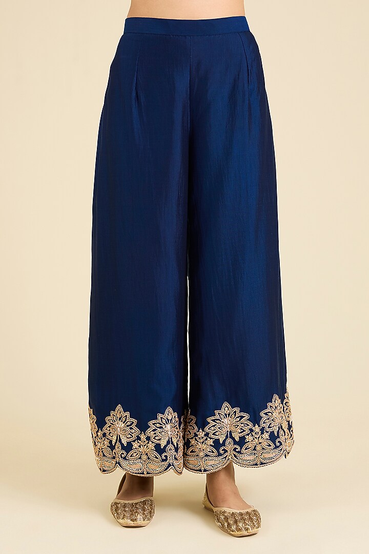 Emerald Green Spun Silk Embroidered Kurta Set by SURBHI SHAH at Pernia's Pop Up Shop