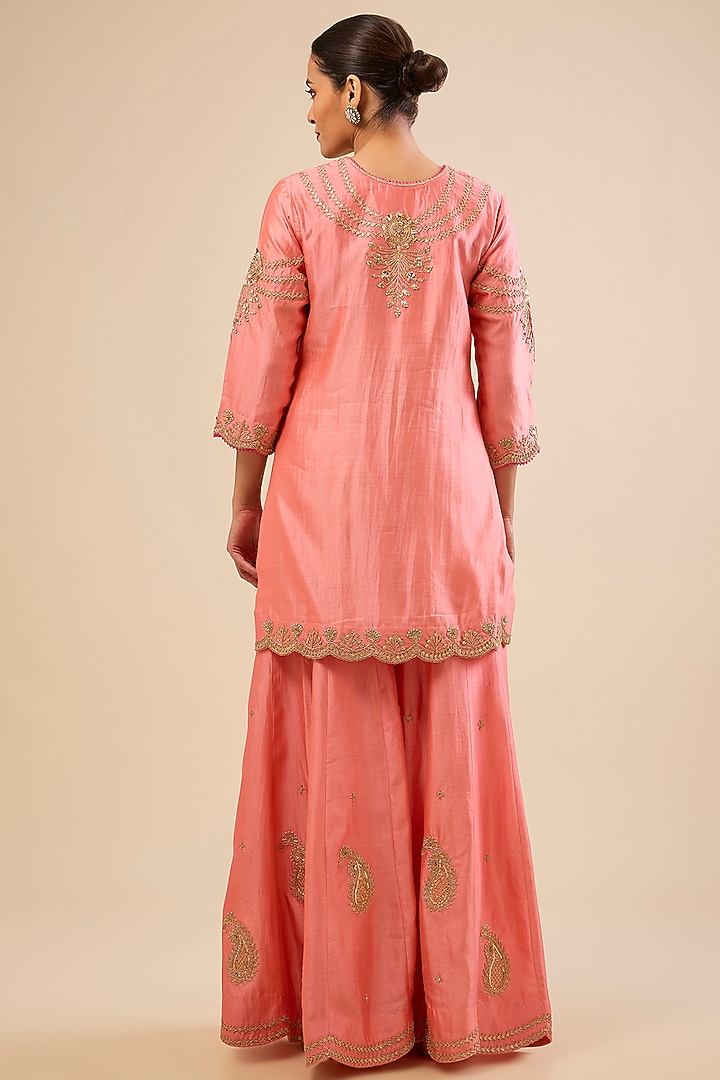 Coral Peach Spun Silk Mukaish Work Kurta Set by Surbhi Shah at Pernia's Pop Up Shop