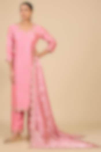Raspberry Pink Spun Silk Marori Work Kurta Set by Surbhi Shah at Pernia's Pop Up Shop