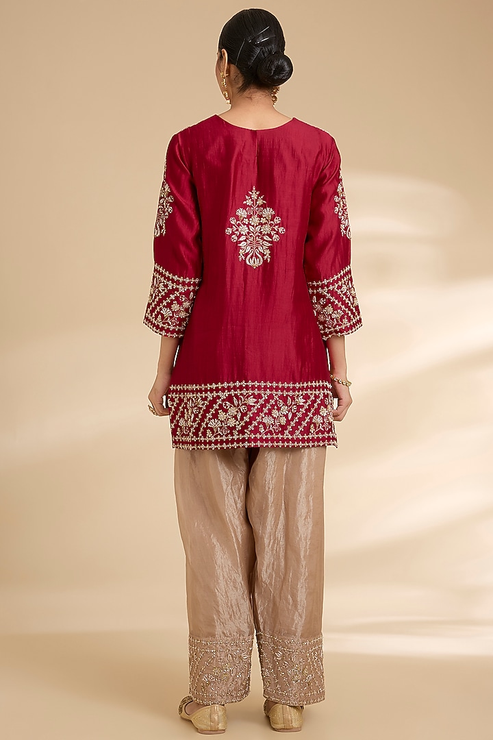 Maroon Spun Silk Zardosi Embroidered Kurta Set by Surbhi Shah at Pernia's Pop Up Shop