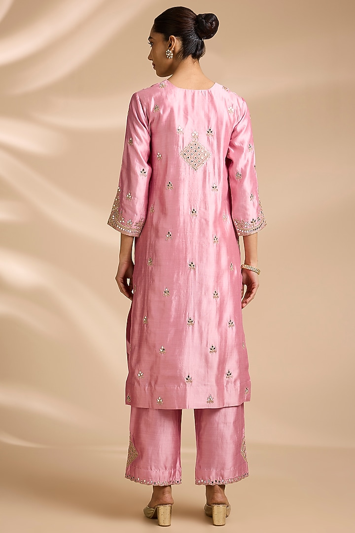 Rose Gold Spun Silk Mirror Embroidered Kurta Set by Surbhi Shah at Pernia's Pop Up Shop