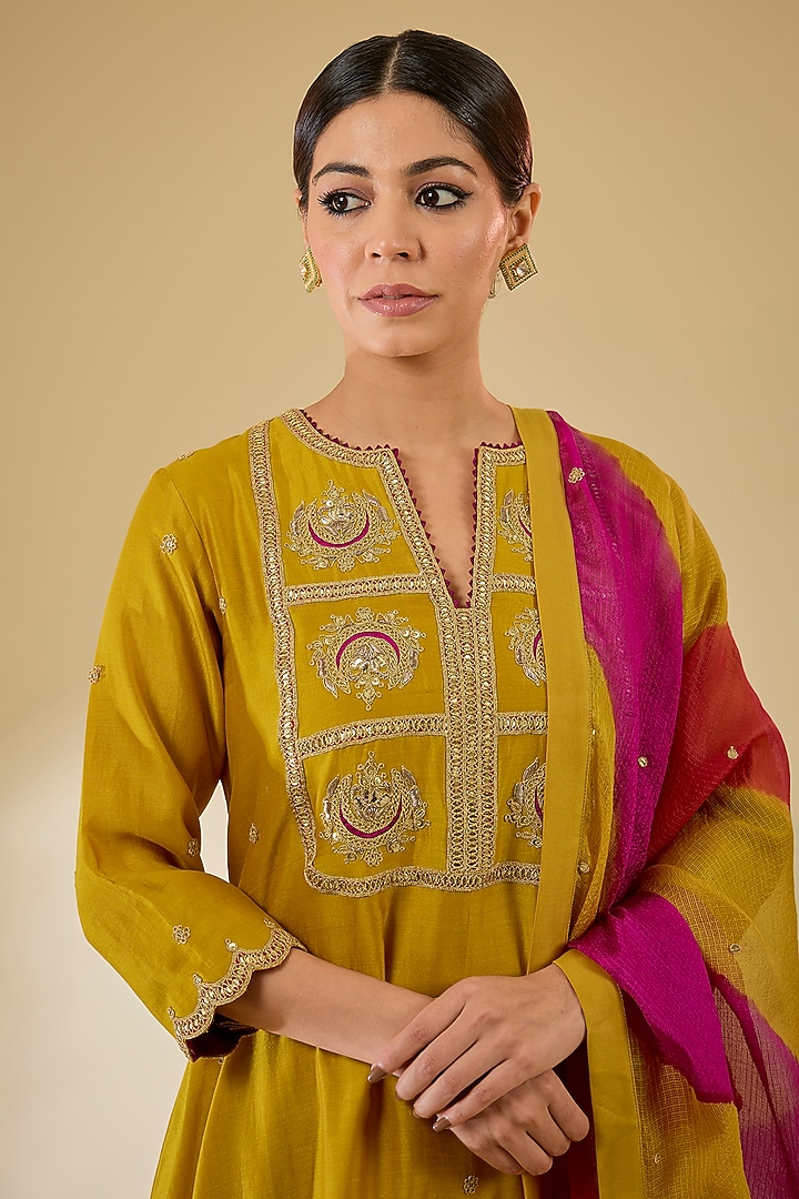 Mustard Banarasi Chanderi Embroidered Kurta Set by SURBHI SHAH at Pernia's Pop Up Shop