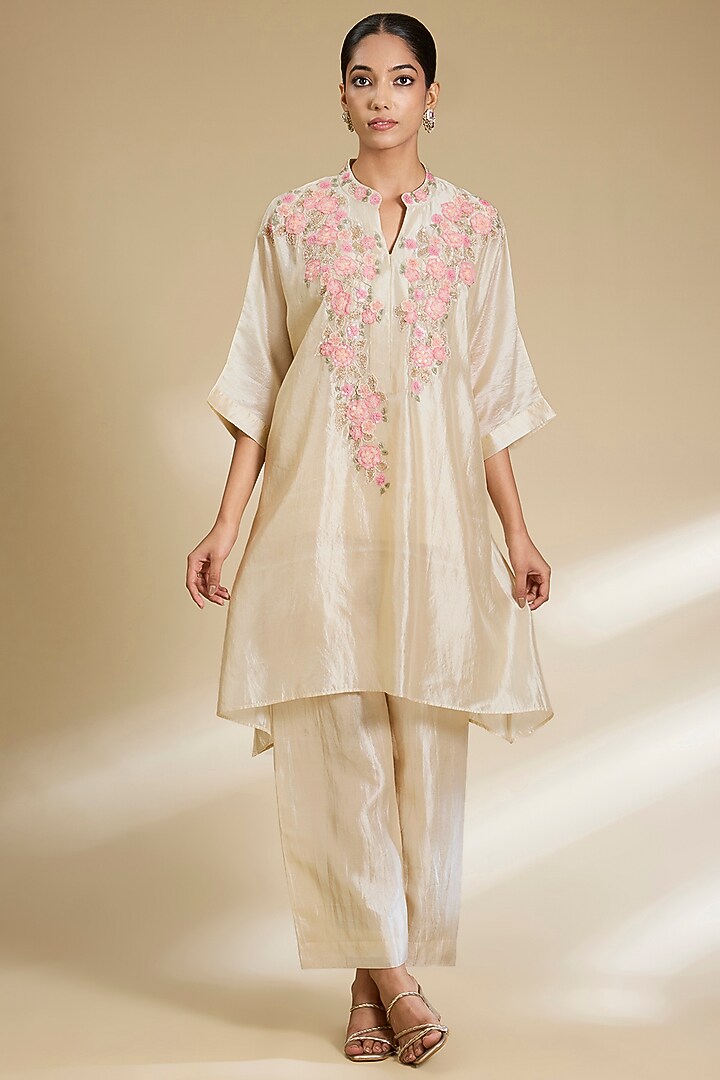 Off-White Kora Silk 3D Floral Embroidered Kurta Set by SURBHI SHAH at Pernia's Pop Up Shop