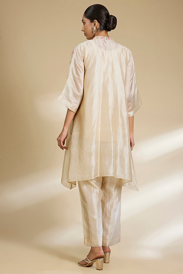 Off-White Kora Silk 3D Floral Embroidered Kurta Set by SURBHI SHAH at Pernia's Pop Up Shop