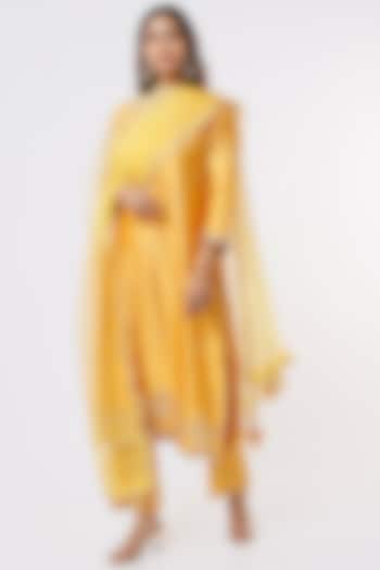 Butter Yellow Embroidered Kurta Set by SURBHI SHAH at Pernia's Pop Up Shop