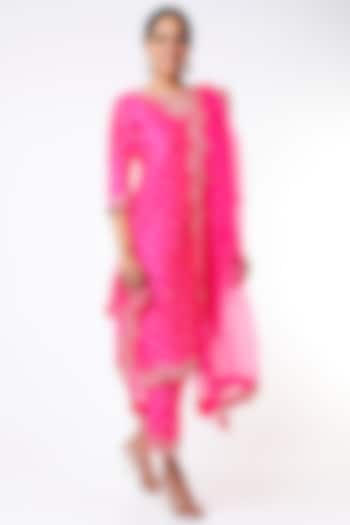 Magenta Bandhani Printed Kurta Set by SURBHI SHAH at Pernia's Pop Up Shop