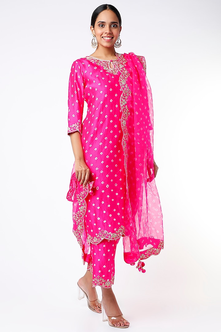 Magenta Bandhani Printed Kurta Set by SURBHI SHAH at Pernia's Pop Up Shop