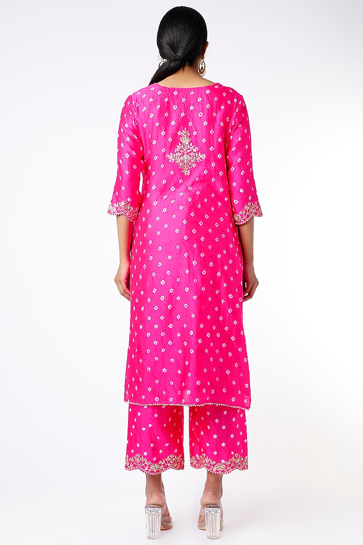 Magenta Bandhani Printed Kurta Set by SURBHI SHAH at Pernia's Pop Up Shop