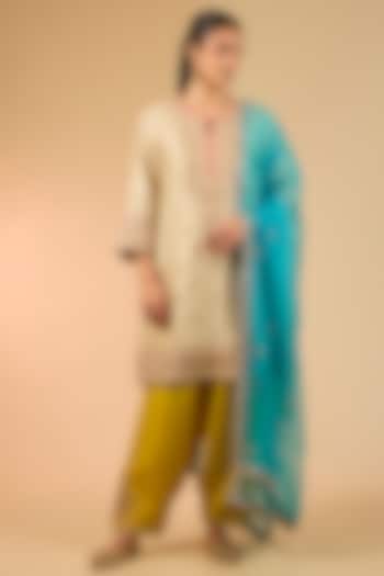 Pearl White Spun Silk Marori Work Kurta Set by Surbhi Shah at Pernia's Pop Up Shop