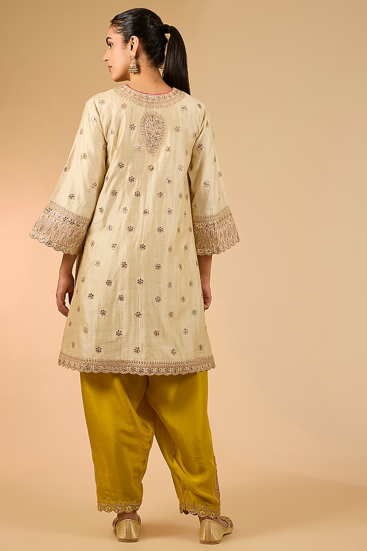 Pearl White Spun Silk Marori Work Kurta Set by Surbhi Shah at Pernia's Pop Up Shop