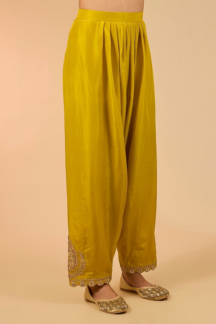 Pearl White Spun Silk Marori Work Kurta Set by Surbhi Shah at Pernia's Pop Up Shop