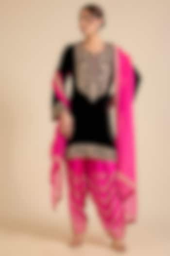 Black & Hot Pink Velvet Embroidered Kurta Set by SURBHI SHAH at Pernia's Pop Up Shop