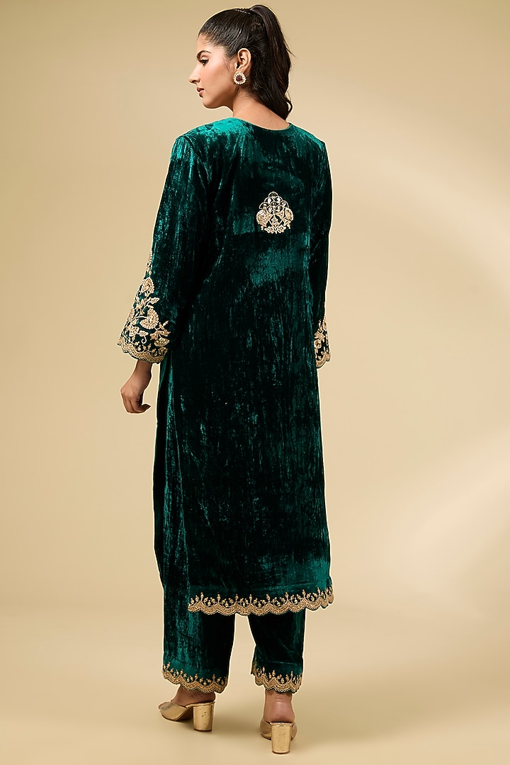 Emerald Green Pure Velvet Zardosi Work Kurta Set by SURBHI SHAH at Pernia's Pop Up Shop