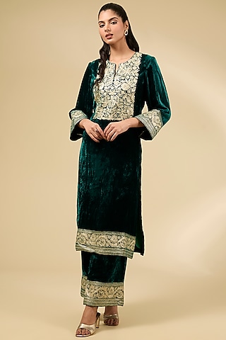 Emerald Green Velvet Tilla Work Kurta Set by SURBHI SHAH