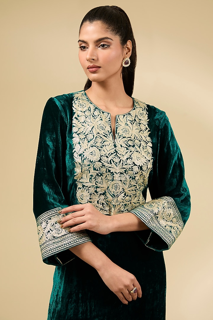 Emerald Green Velvet Tilla Work Kurta Set by SURBHI SHAH at Pernia's Pop Up Shop