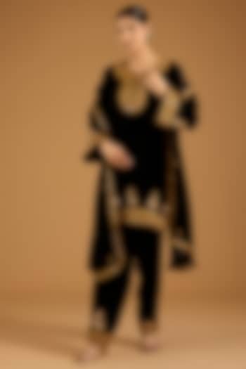 Black Velvet Marori Embroidered Kurta Set by SURBHI SHAH at Pernia's Pop Up Shop