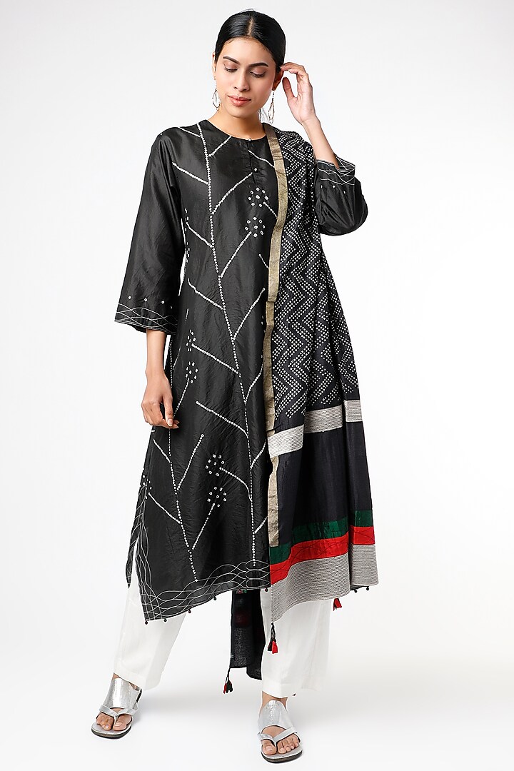 Black Handcrafted Bandhani Kurta Set by Sunita Shanker at Pernia's Pop Up Shop