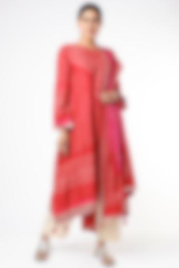 Red Handcrafted Bandhani Kurta Set by Sunita Shanker