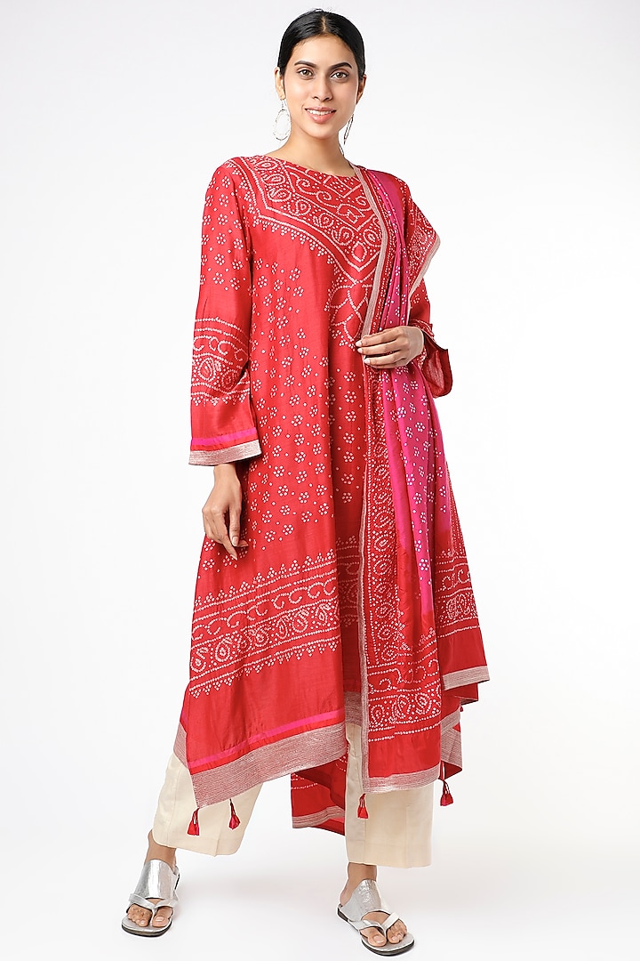 Red Handcrafted Bandhani Kurta Set by Sunita Shanker