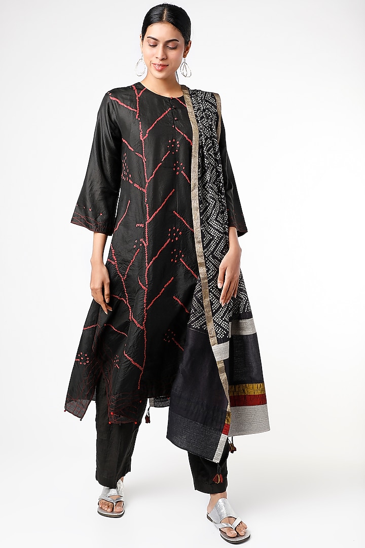 Black Silk Handcrafted Bandhani Kurta Set by Sunita Shanker