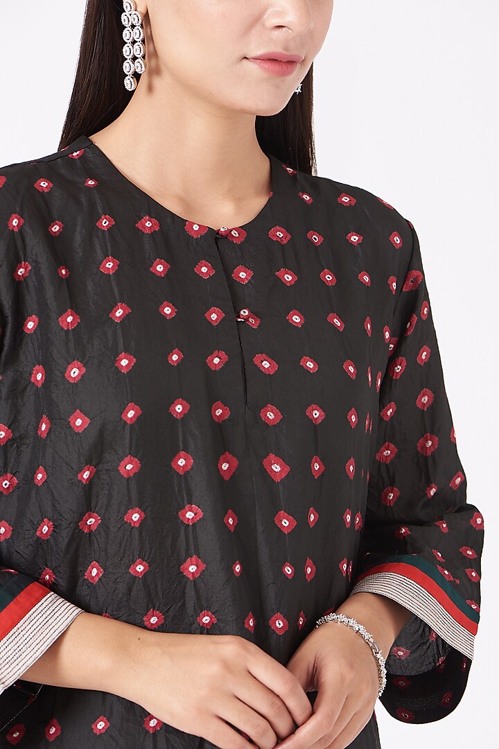 Black Bandhani Printed Kurta by Sunita Shanker at Pernia's Pop Up Shop