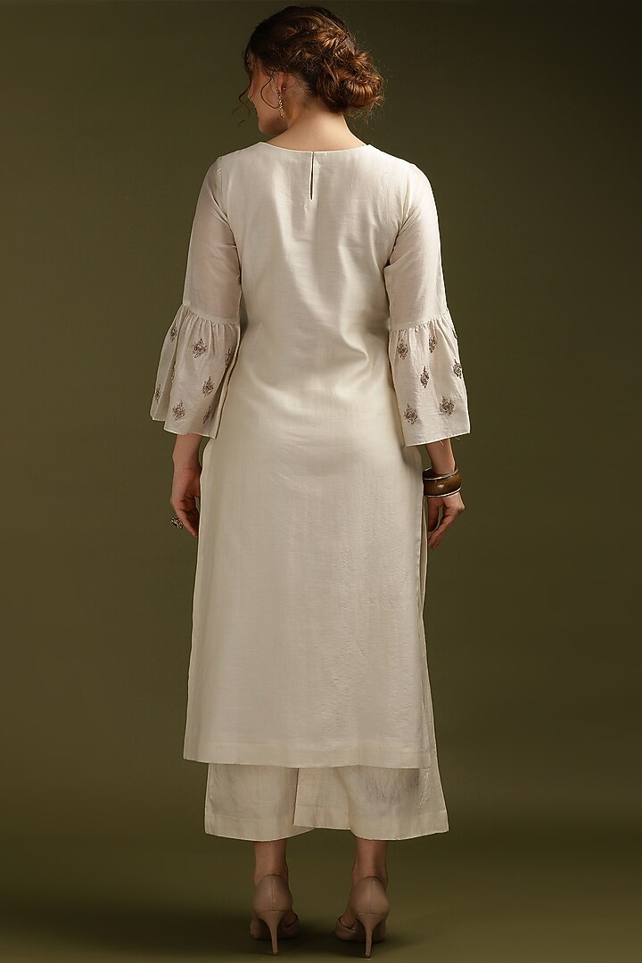 Off-White Silk Chanderi Zardosi Embroidered Kurta Set by Suti Dhaaga at Pernia's Pop Up Shop