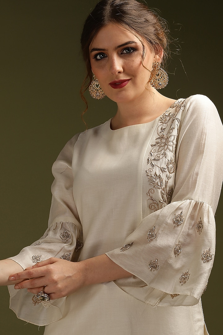 Off-White Silk Chanderi Zardosi Embroidered Kurta Set by Suti Dhaaga at Pernia's Pop Up Shop