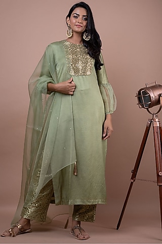 Green Embroidered Kurta Set by Suti Dhaaga