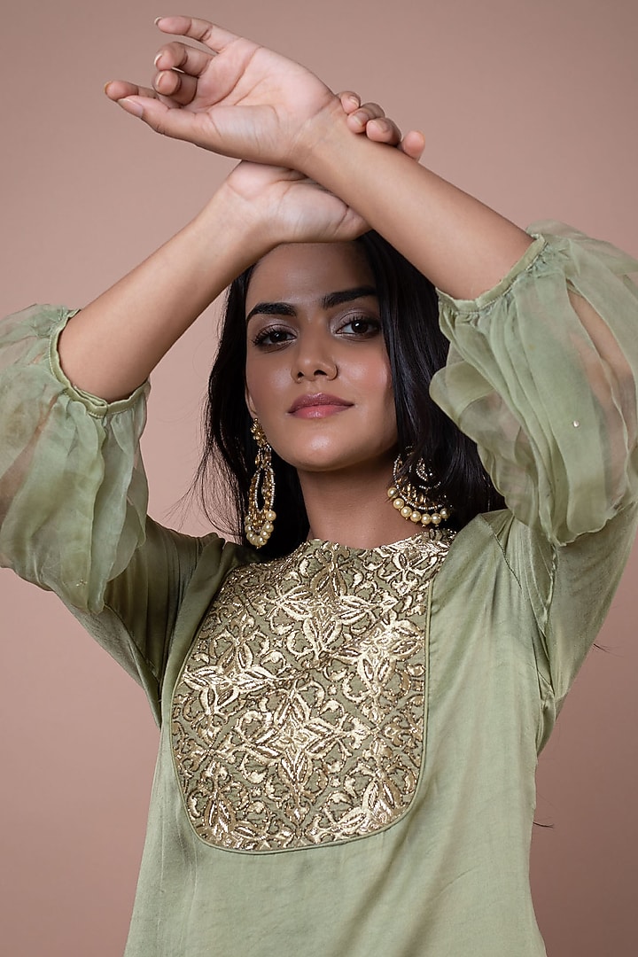 Green Embroidered Kurta Set by Suti Dhaaga at Pernia's Pop Up Shop