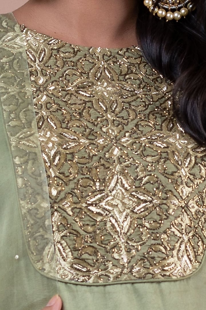 Green Embroidered Kurta Set by Suti Dhaaga at Pernia's Pop Up Shop