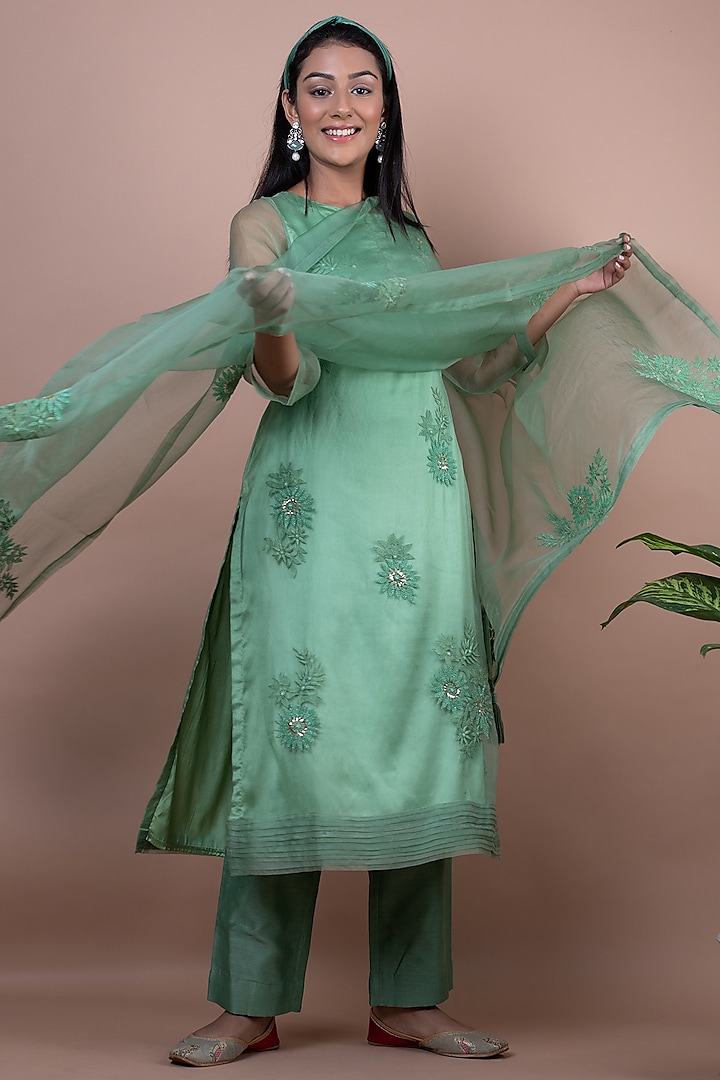 Green Embellished Kurta Set by Suti Dhaaga