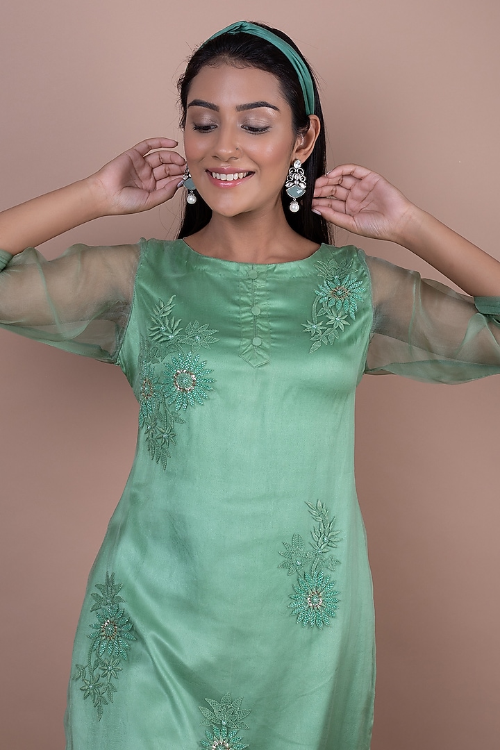 Green Embellished Kurta Set by Suti Dhaaga at Pernia's Pop Up Shop