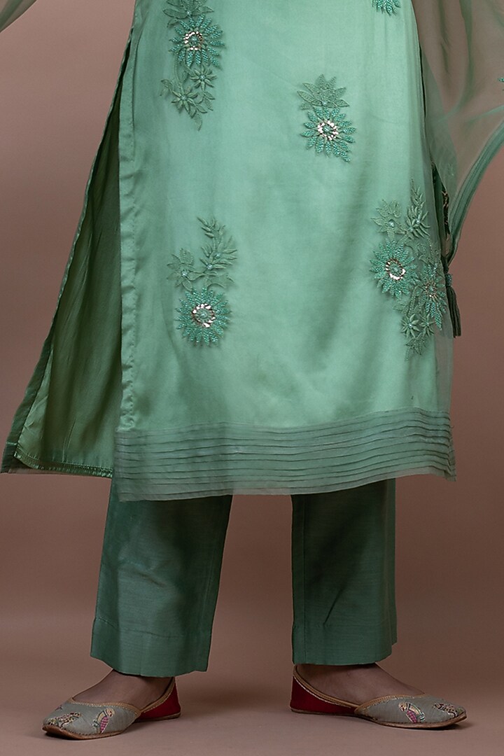 Green Embellished Kurta Set by Suti Dhaaga at Pernia's Pop Up Shop