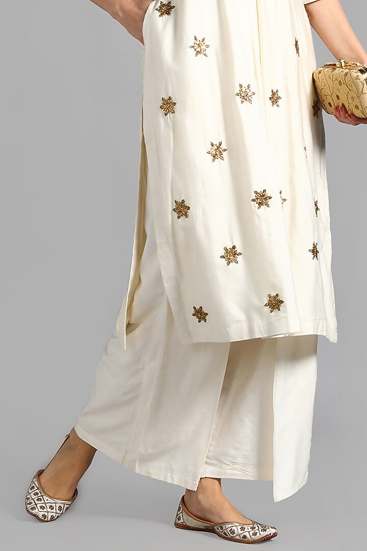 Off-White Cotton Silk Kurta Set by Suti Dhaaga at Pernia's Pop Up Shop