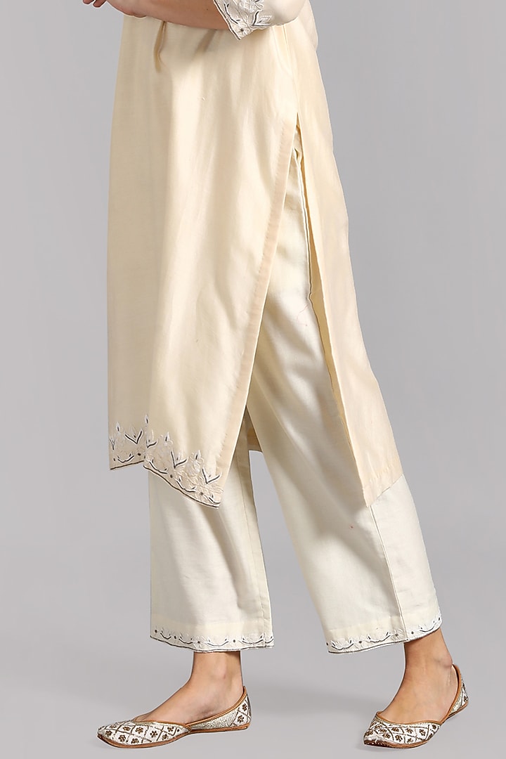 Ivory Embroidered Kurta Set by Suti Dhaaga at Pernia's Pop Up Shop