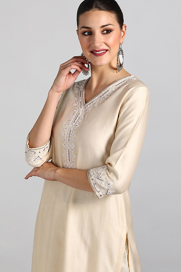 Ivory Embroidered Kurta Set by Suti Dhaaga at Pernia's Pop Up Shop